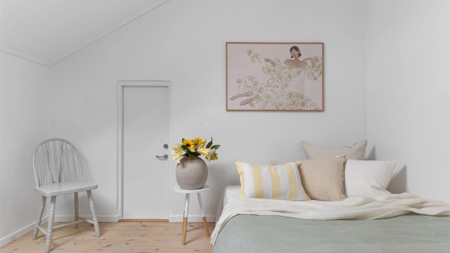 - Meget god plass til ønsket soveromsmøblering -