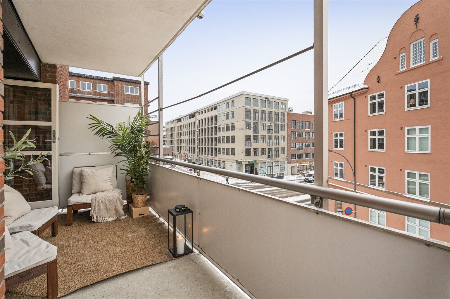 Her er det god plass til en hyggelig sittegruppe i tillegg til elektrisk- eller gassgrill.