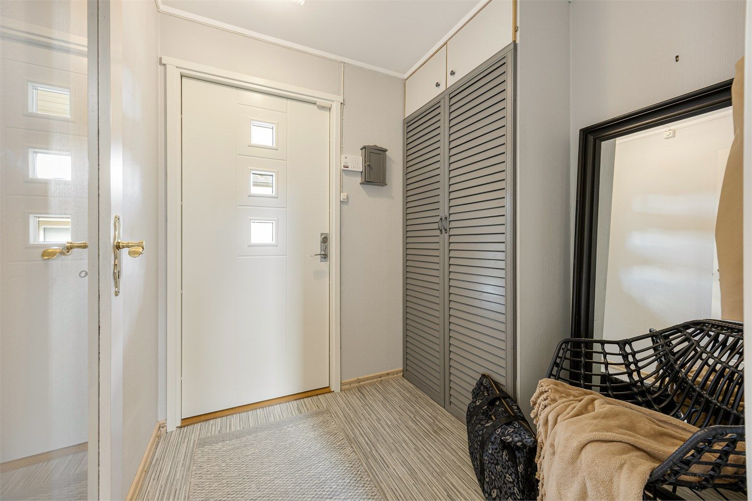 Entré i underetasjen med plass til oppbevaring av yttertøy.