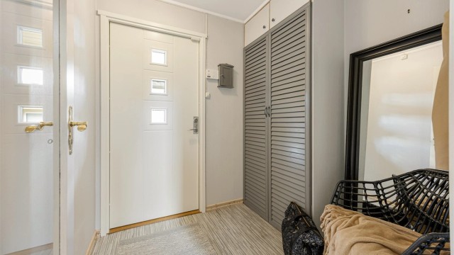 Entré i underetasjen med plass til oppbevaring av yttertøy.