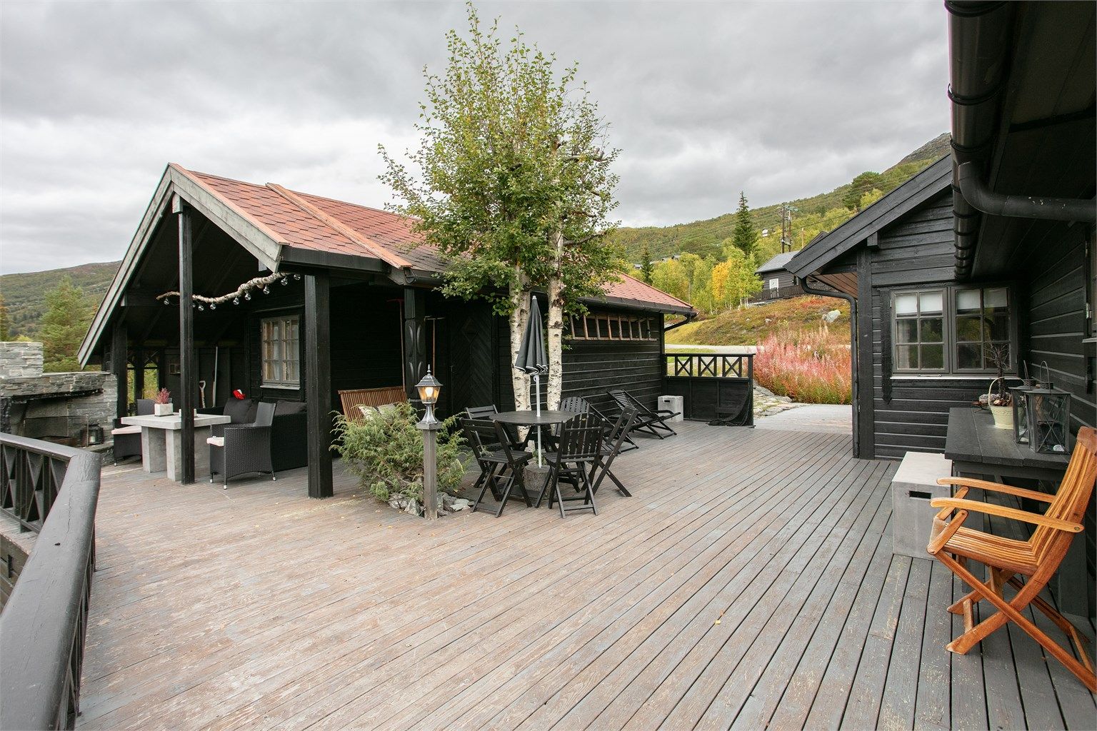 Fritidsbolig med stor sammenhengende terrasse og tilhørende anneks.
Foto: Jarle Osen