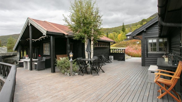 Fritidsbolig med stor sammenhengende terrasse og tilhørende anneks.
Foto: Jarle Osen