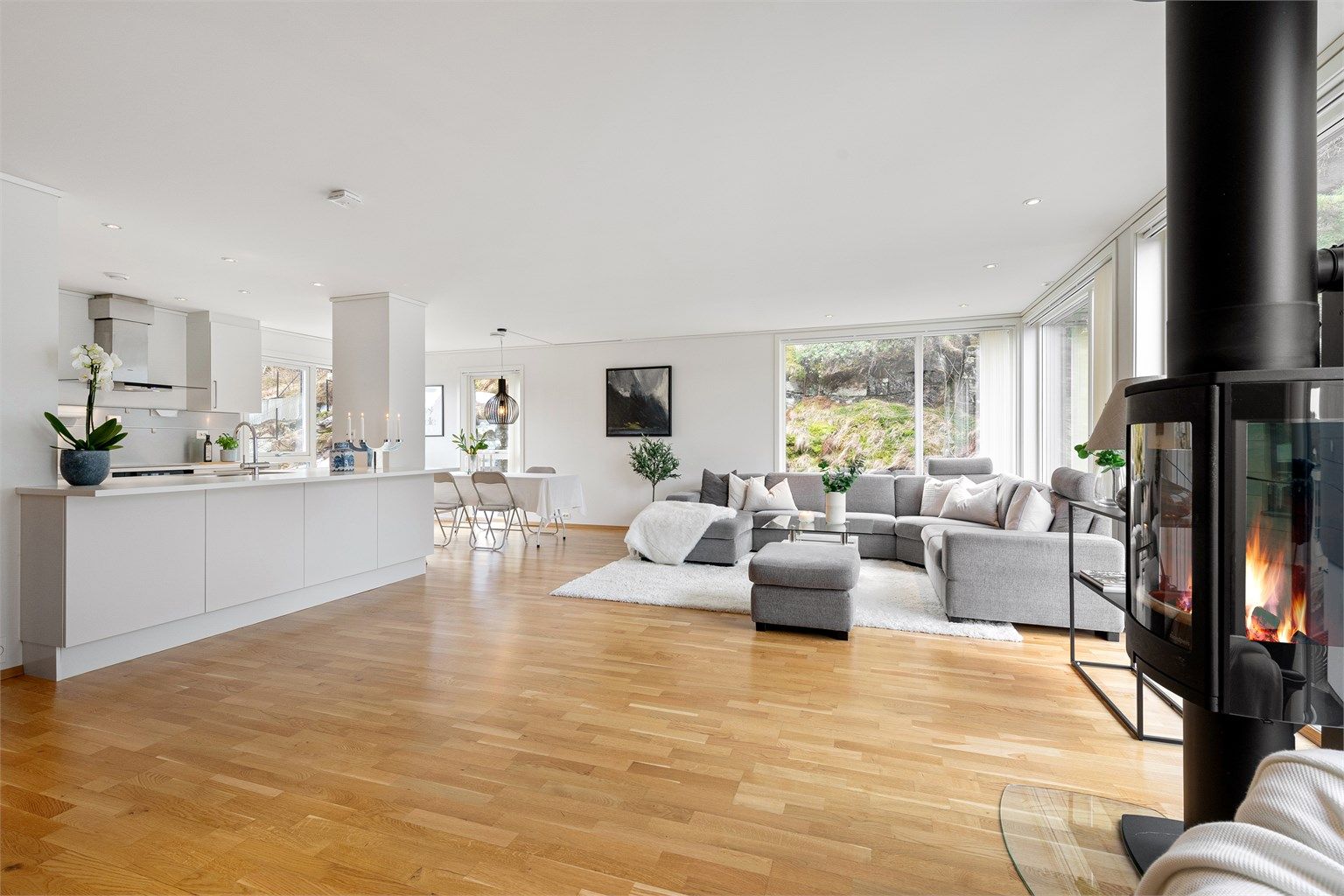 Stue og kjøkken i åpen løsning skaper en helhetlig og sosial atmosfære