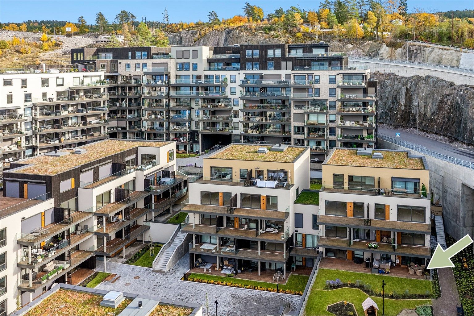 Arkitekturen kombinerer moderne fasader, grønne tak og trivelige fellesområder. Spro Havn er et moderne kystprosjekt med egen havn, strand og badeanlegg.  Foto: Per O. Skjellnan v/Efkt
