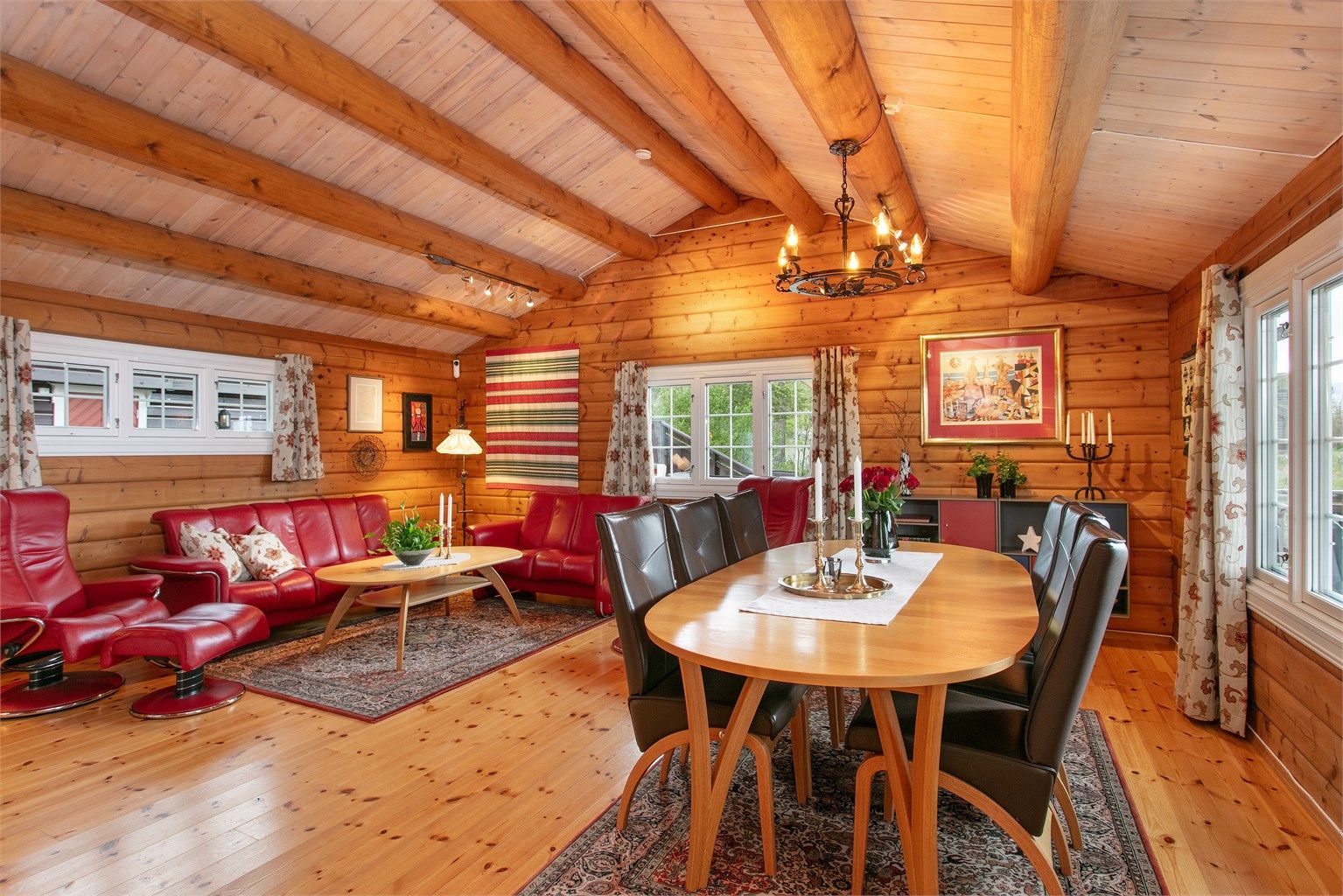 Spisestuen har plass til langbord for hyggelige måltider med familie og venner.