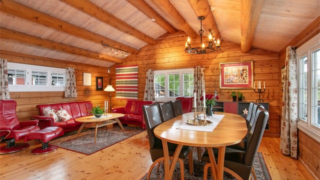 Spisestuen har plass til langbord for hyggelige måltider med familie og venner.