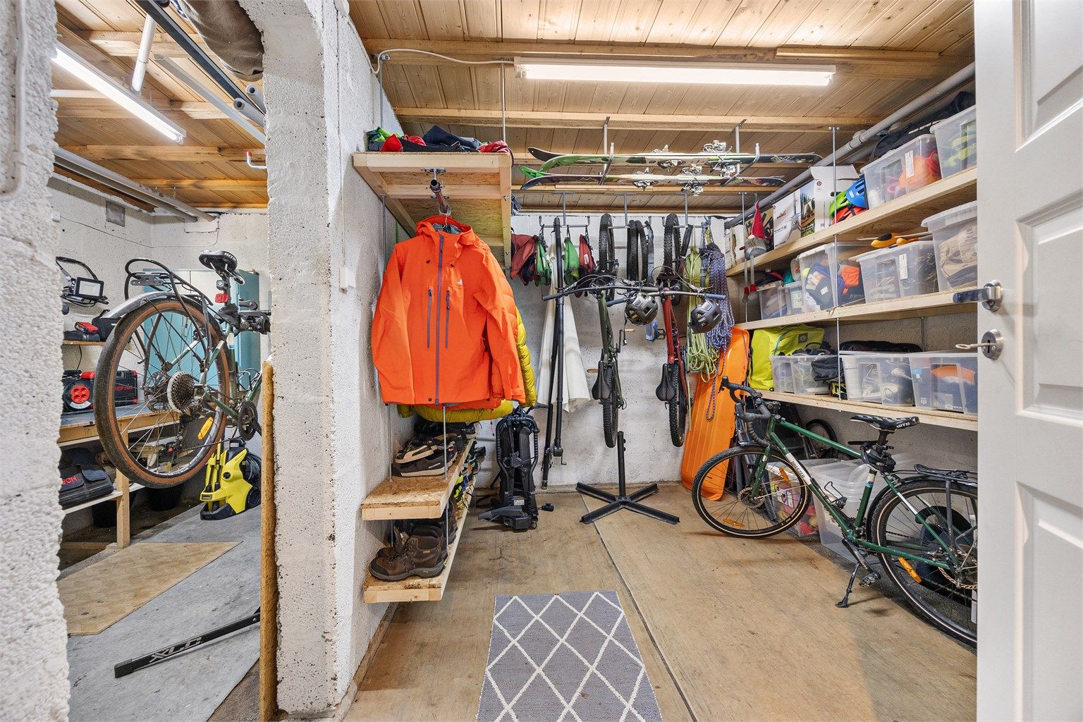 I kjelleretasjen er det masse god lagringsplass i en stor bod, samt krypkjeller. Boligen har også et kjempestort loft.