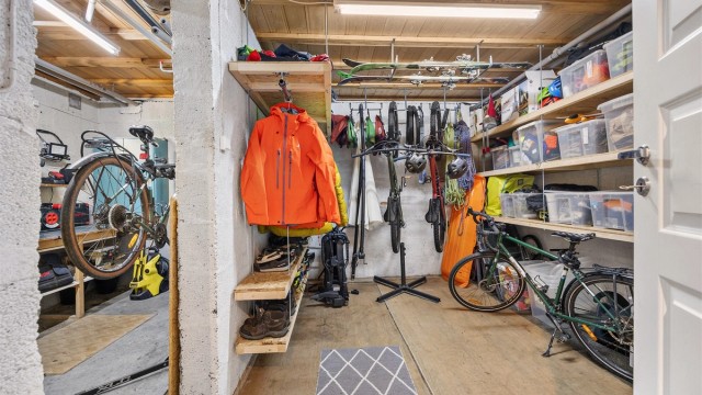 I kjelleretasjen er det masse god lagringsplass i en stor bod, samt krypkjeller. Boligen har også et kjempestort loft.