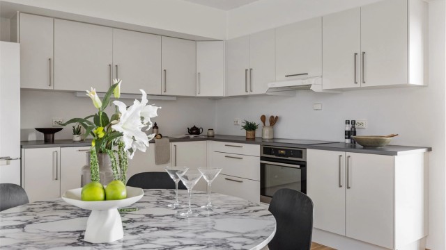 Her får du en praktisk arbeidssone med stikkontakter over benken og god belysning.