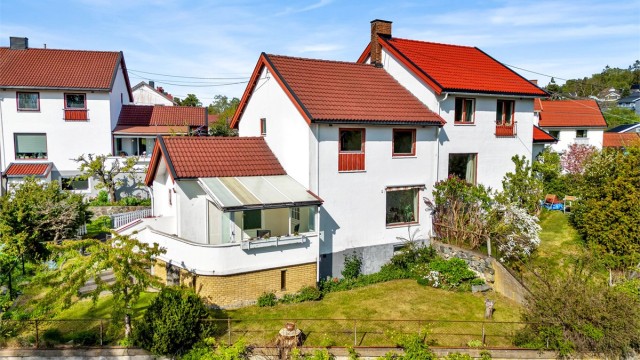 Eiendomsmegler Krogsveen v/ Vegard Gran-Andersen ønsker velkommen til Ivar Welles vei 4B, en halvpart tomannsbolig som ligger både sentrums- og marka nært!