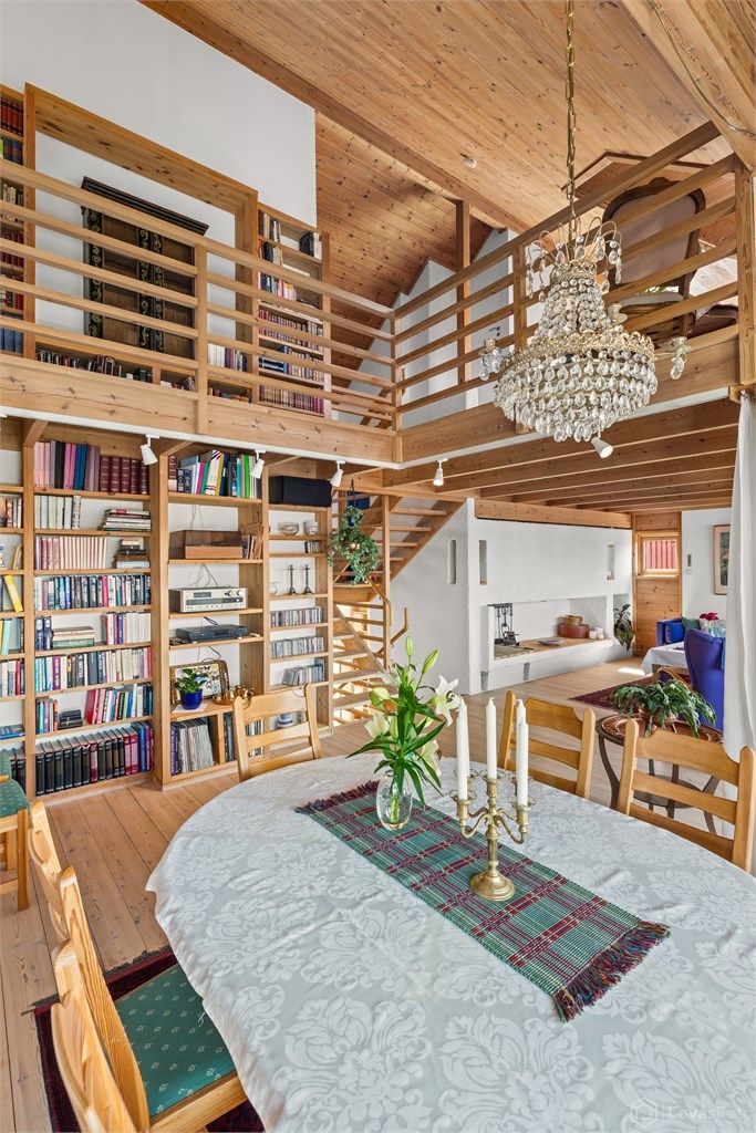 Eksklusive materialvalg og karaktersterk arkitektur, supplert av skreddersydde bokhyller, gir boligen et gjennomført og stilfullt uttrykk.