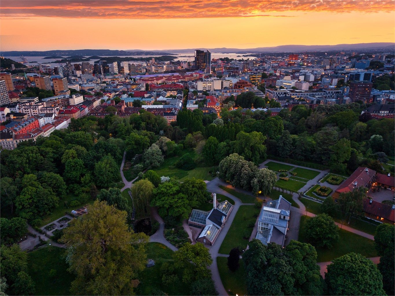 Botanisk hage blir nærmest en forlengelse av nabolaget – et grønt pusterom som kan nytes gjennom alle årstidene.
