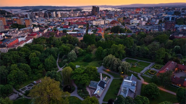 Botanisk hage blir nærmest en forlengelse av nabolaget – et grønt pusterom som kan nytes gjennom alle årstidene.