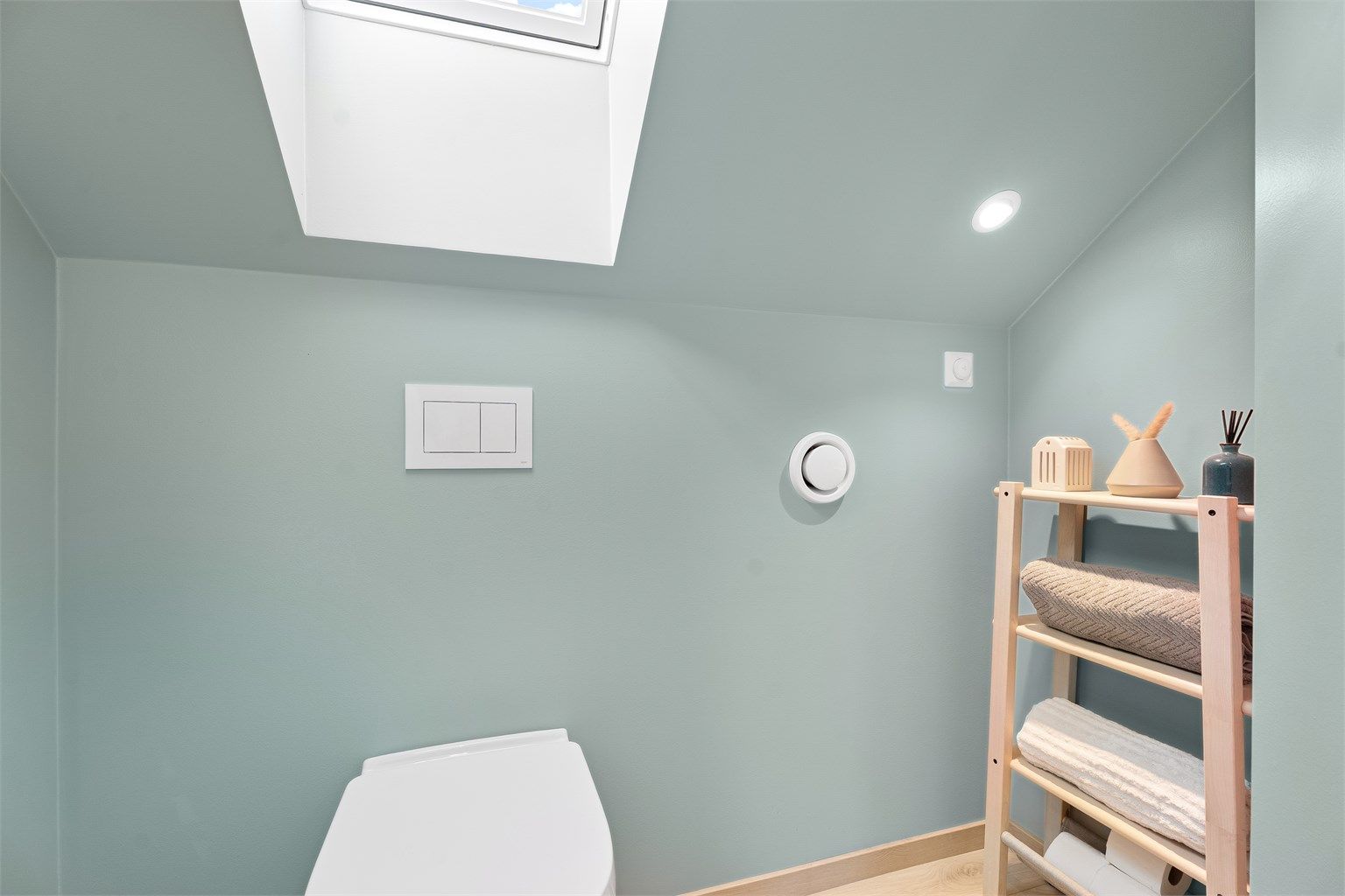 Det er også plass til et mindre oppbevaringsmøbel. 