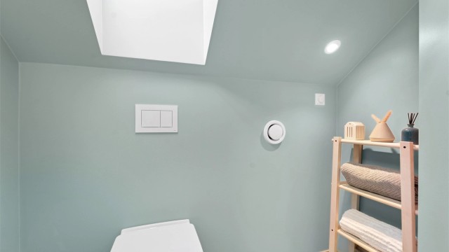 Det er også plass til et mindre oppbevaringsmøbel.