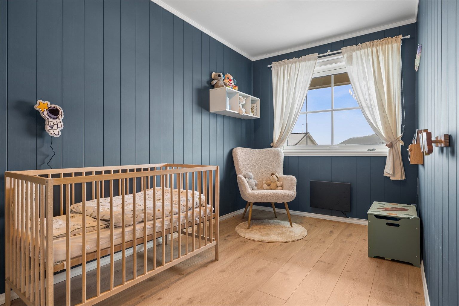 Soverom nummer to er noe mindre, men fortsatt med god plass til både seng og annet møblement.