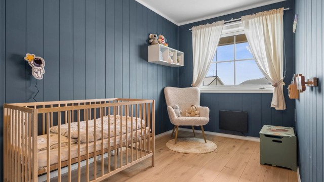 Soverom nummer to er noe mindre, men fortsatt med god plass til både seng og annet møblement.