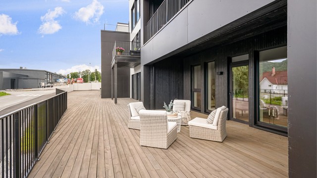 En av leilighetens to store terrasser, som totalt utgjør ca. 60 m².
Det vil bli oppført levegger mot naboer