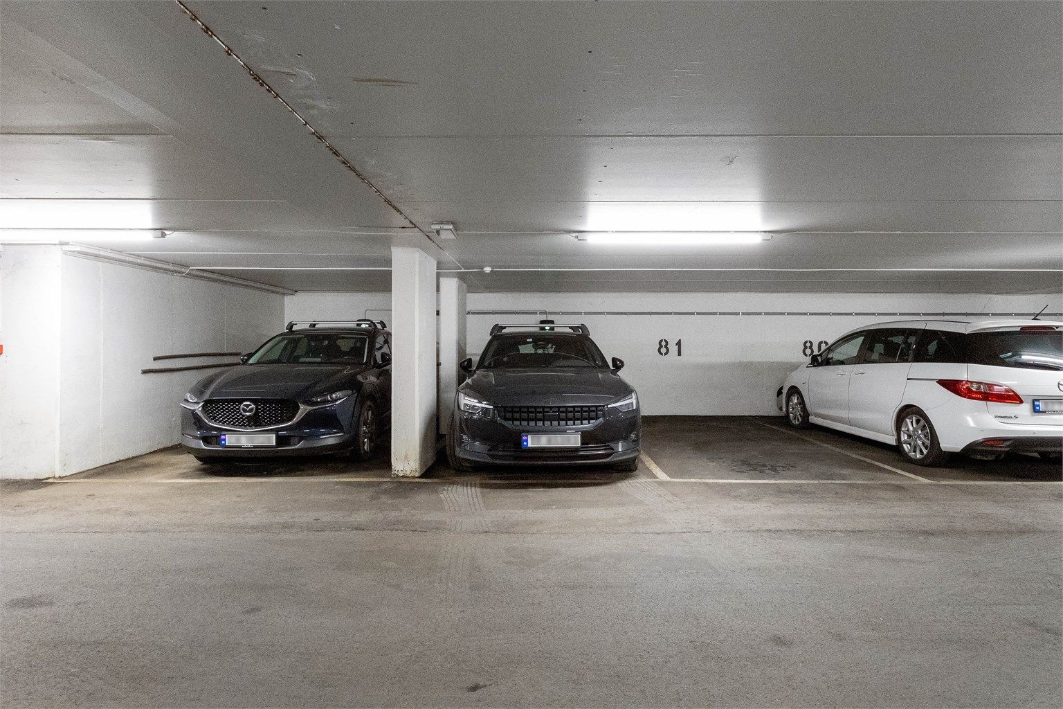 Til leiligheten følger parkeringsplass nr. 82 i felles garasjeanlegg, utstyrt med elbillader for enkel lading.