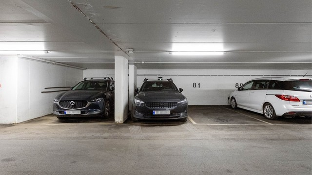 Til leiligheten følger parkeringsplass nr. 82 i felles garasjeanlegg, utstyrt med elbillader for enkel lading.