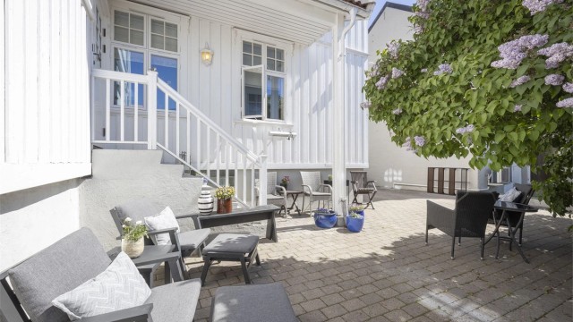 Eiendommen er opprinnelig fra 1916 og har en eiertomt på 506 kvm.