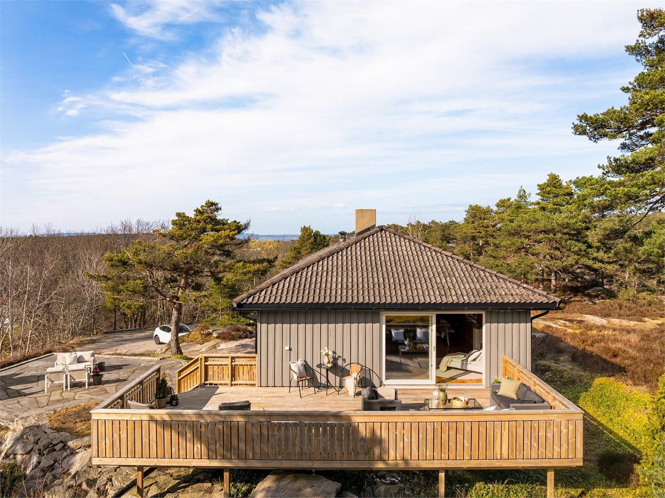 Plasseringen er både elevert, luftig og solfylt.