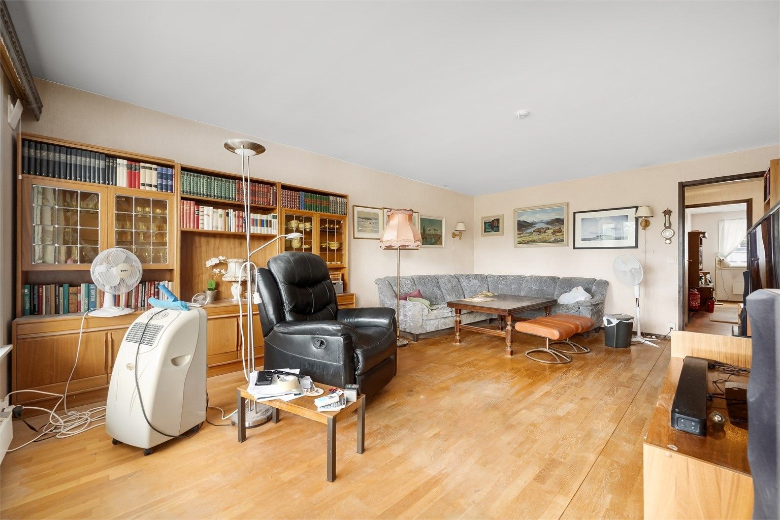 Romslig og lys stue med gode møbleringsmuligheter og plass til både sofa- og spisegruppe. Både vinduer og balkongdør er rehabilitert i regi av sameiet i 2024