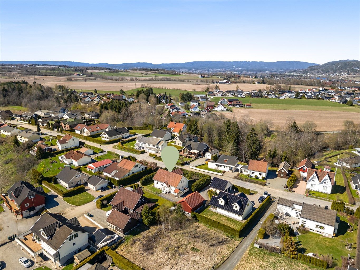 Området byr på et bredt utvalg av fritidsaktiviteter, med nærhet til både Consto Arena, golfbane og turstier langs Drammenselva.
