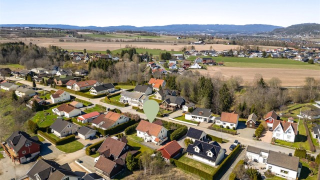 Området byr på et bredt utvalg av fritidsaktiviteter, med nærhet til både Consto Arena, golfbane og turstier langs Drammenselva.