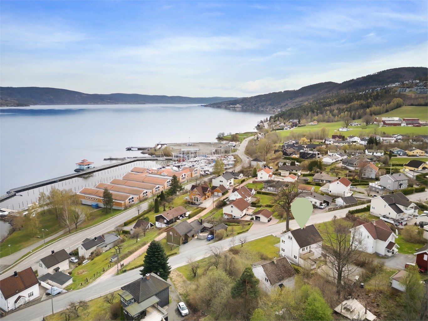 Kort kjørevei (ca. 10 min) til Drammen sentrum med sentrumsfasiliteter, flere servicetilbud, bussknutepunkt og togstasjon.