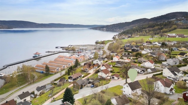 Kort kjørevei (ca. 10 min) til Drammen sentrum med sentrumsfasiliteter, flere servicetilbud, bussknutepunkt og togstasjon.