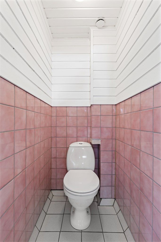 Toalettrom på halvplan 3 med gulvstående toalett.