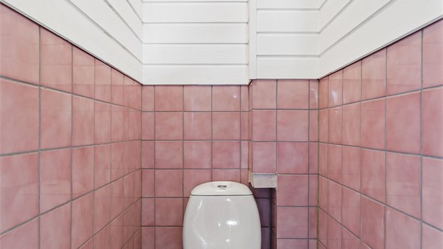 Toalettrom på halvplan 3 med gulvstående toalett.