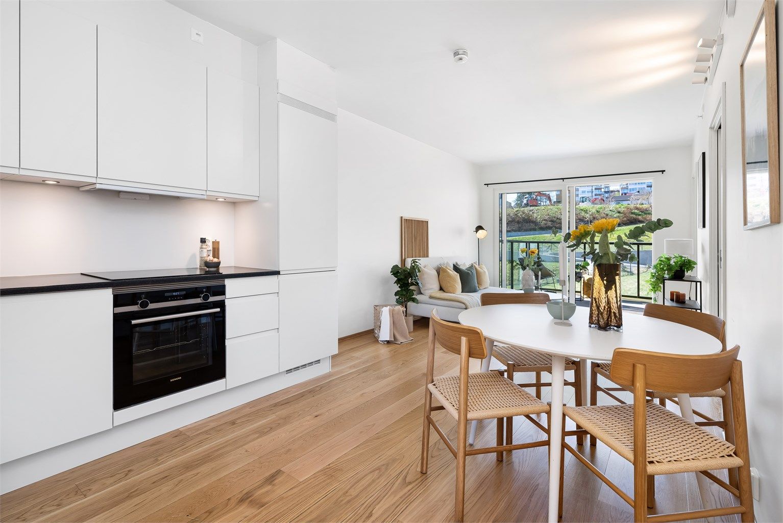 Den åpne løsningen mot stuen ideelt for både hverdagsliv og sosiale sammenkomster