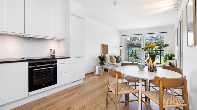 Den åpne løsningen mot stuen ideelt for både hverdagsliv og sosiale sammenkomster