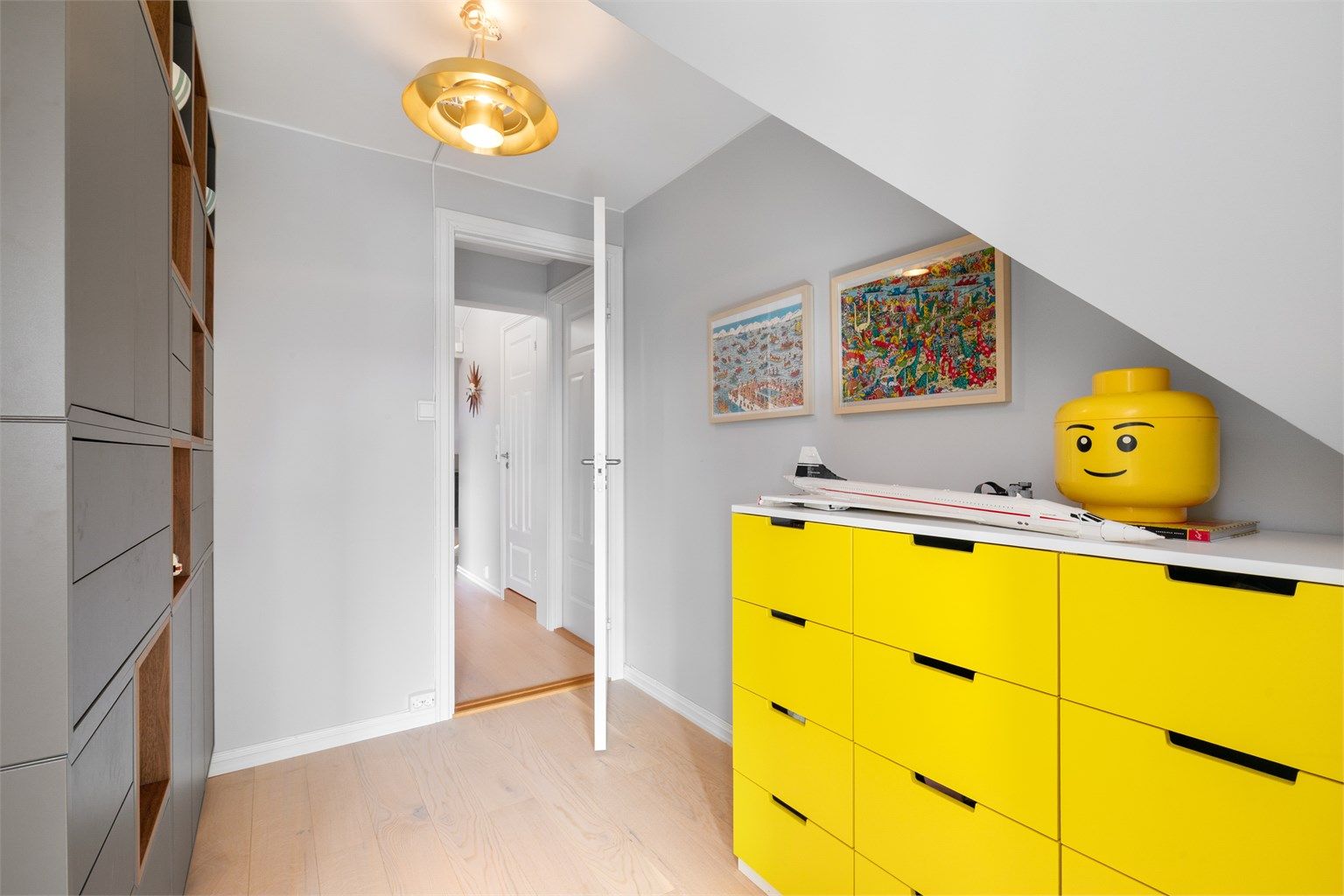 Gode veggflater med plass til garderobeskap og kommode