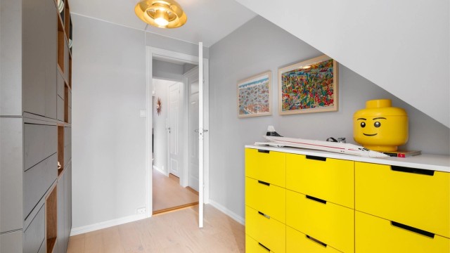 Gode veggflater med plass til garderobeskap og kommode