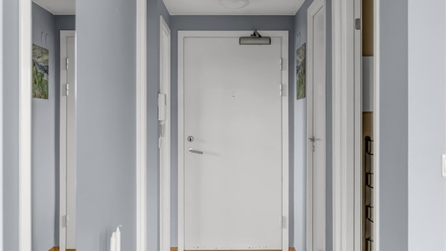 Lys og innbydende entré som skaper et godt førsteinntrykk av boligen.