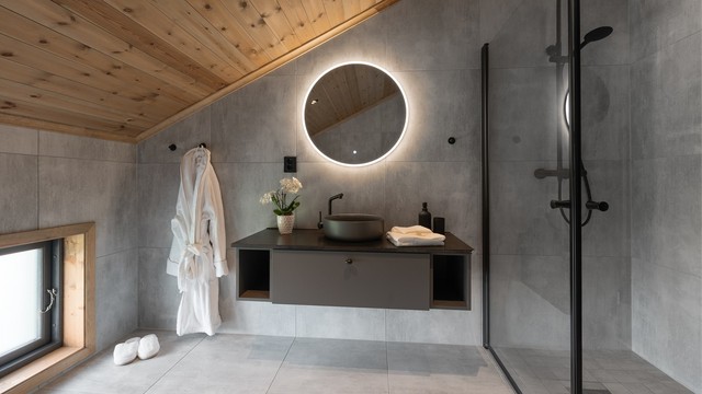Lekker benkeplate i stein også på dette badet.