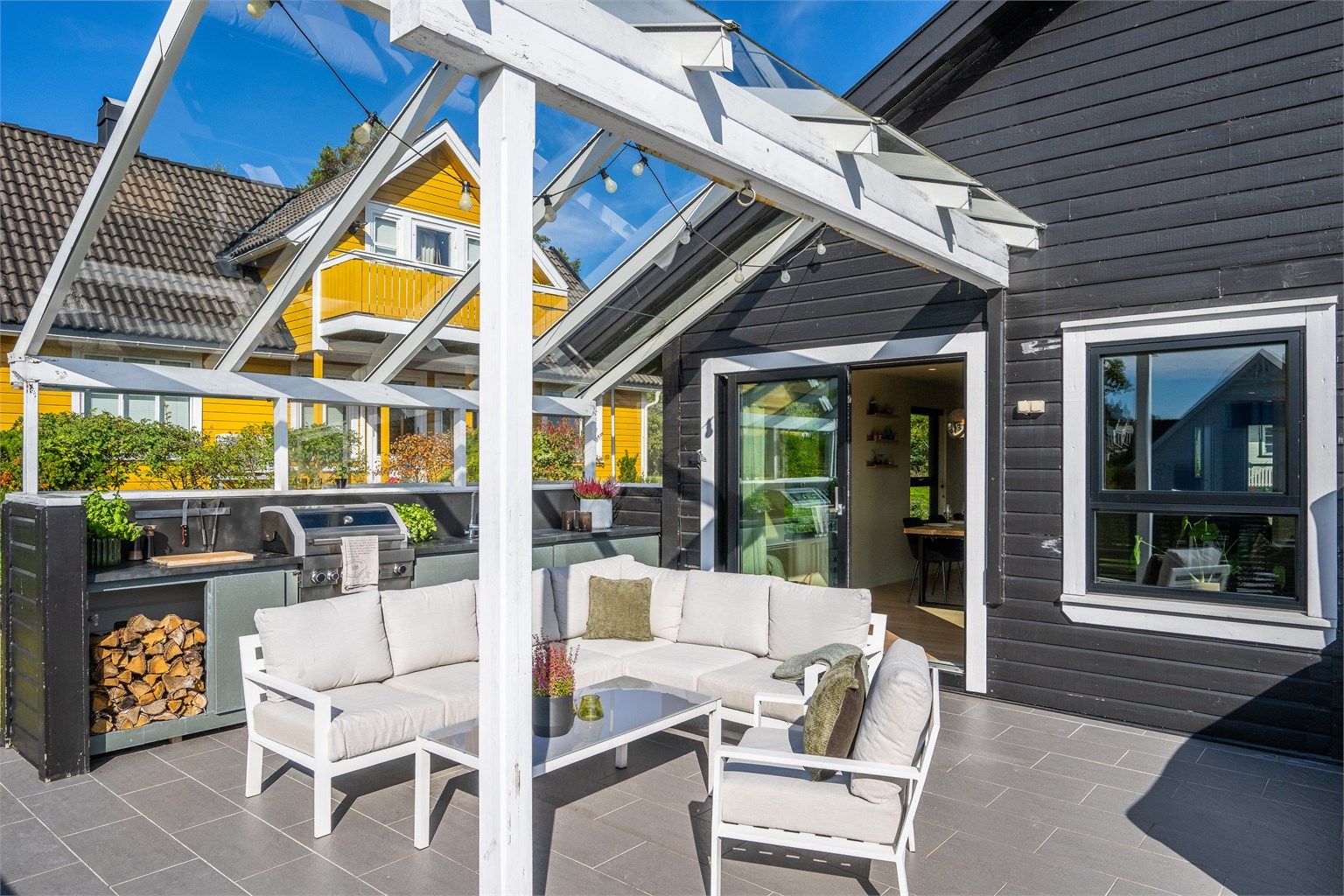 Uteplassen blir en naturlig forlengelse av boligens sosiale soner og er et perfekt sted for morgenkaffen, hyggelige middager eller late ettermiddager i solen.