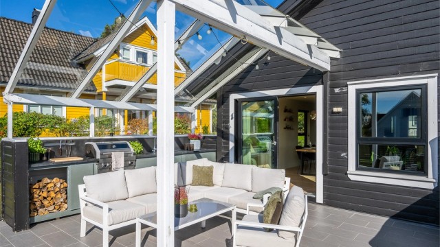 Uteplassen blir en naturlig forlengelse av boligens sosiale soner og er et perfekt sted for morgenkaffen, hyggelige middager eller late ettermiddager i solen.
