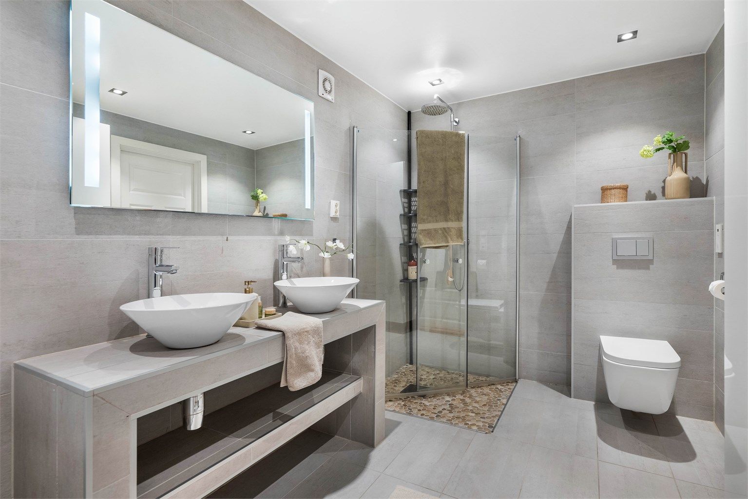 Meget pent baderom oppgradert i 2020 med flislagte overflater, gulvvarme og downlights i taket.