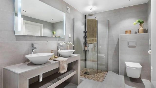 Meget pent baderom oppgradert i 2020 med flislagte overflater, gulvvarme og downlights i taket.