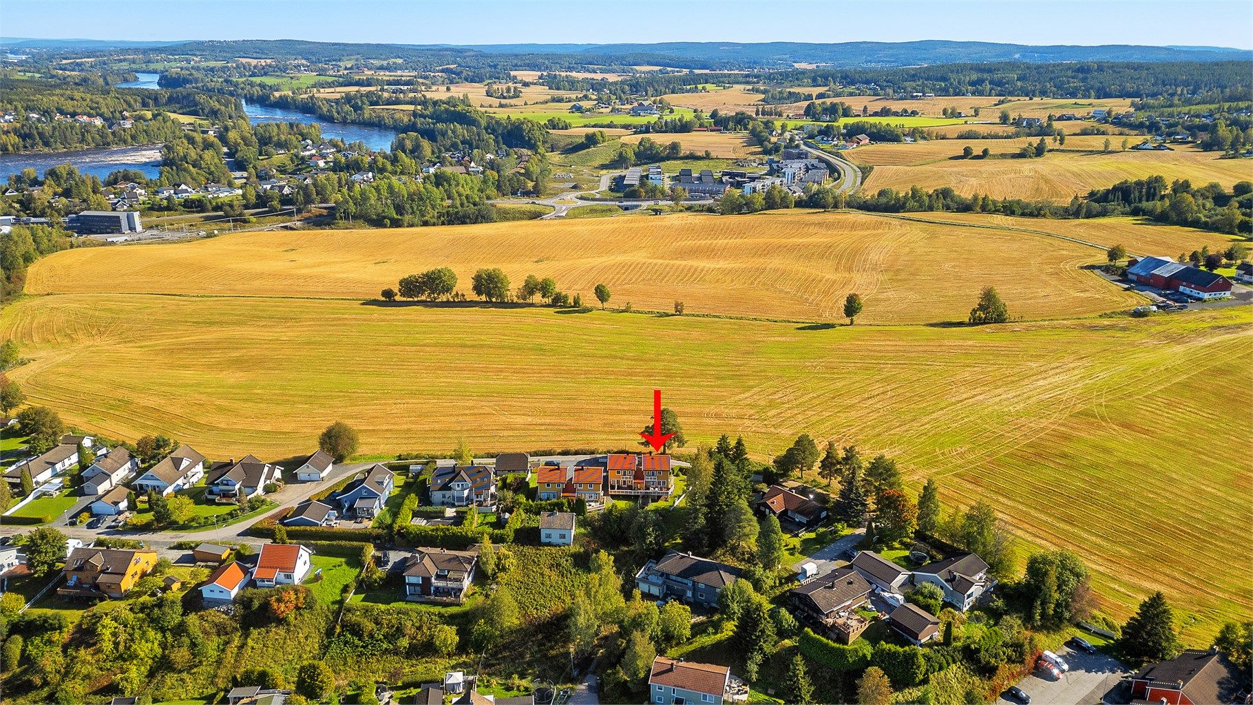 Eiendommen ligger sentralt og attraktivt til i det populære og familievennlige omradet Sørumsand. Området er perfekt for barnefamilier, førstegangsetablerere og godt voksne.