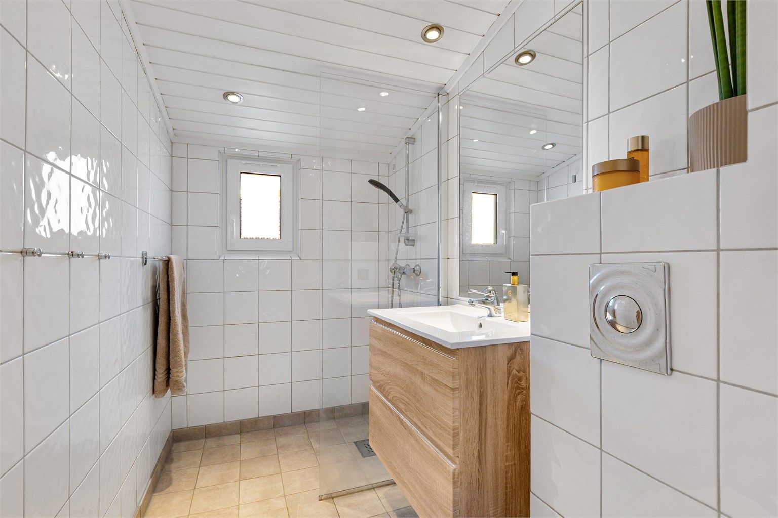 Rommet er innredet med vegghengt toalett, servantmøbel, vegghengt speil og dusjhjørne med glassvegg. Tettesjikt på bad er gitt TG3 grunnet en tidligere lekkasje. Se tilstandsrapport.