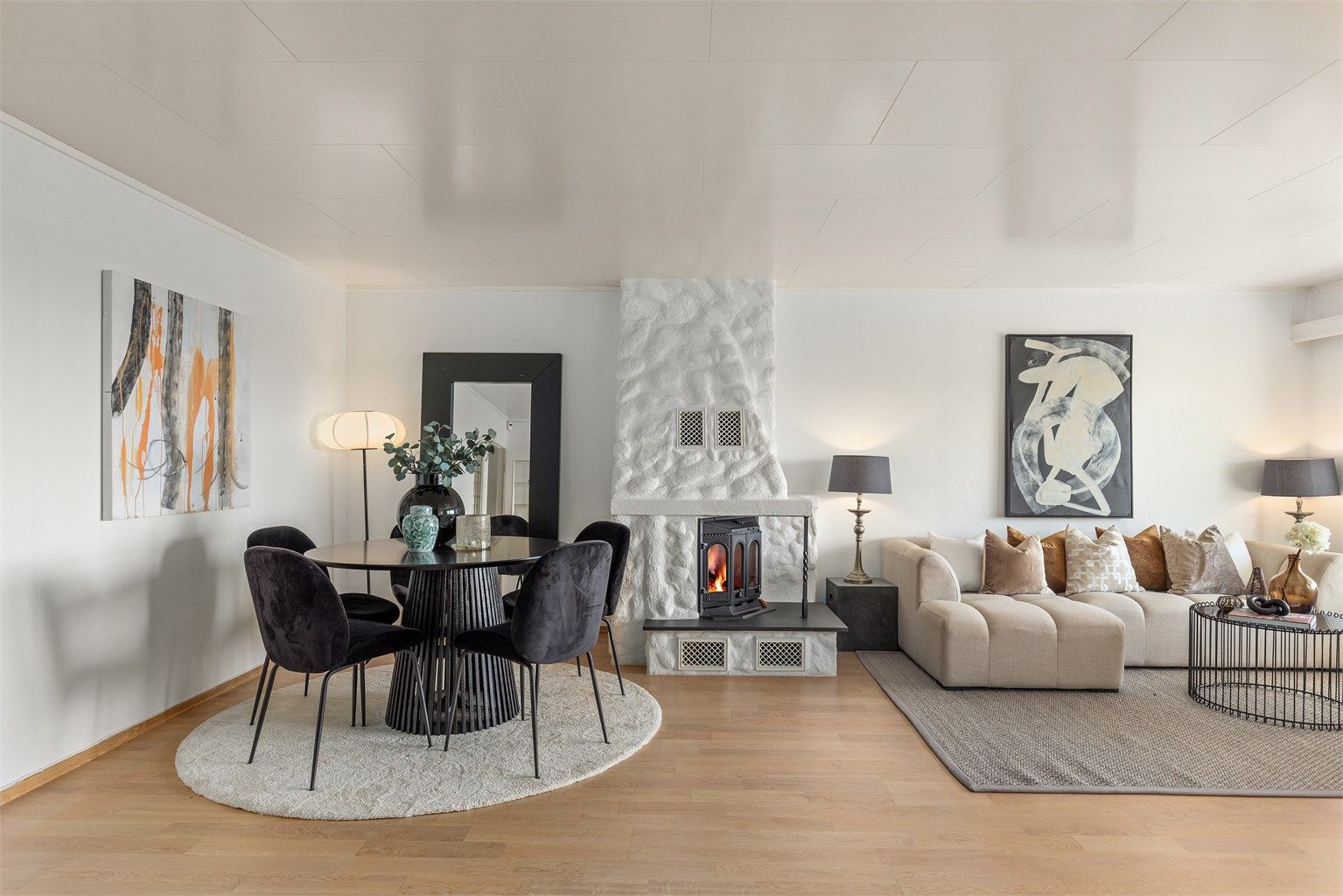 Stuen har peis. Peisen er ikke funksjonstestet og flammene er redigert inn av fotografen