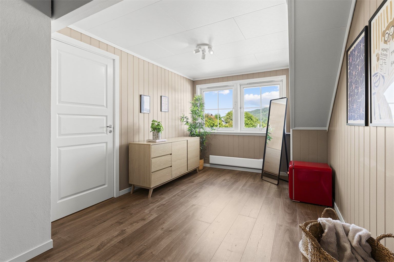 Trivelig loftstue med store vindusflater som gir en god romfølelse.