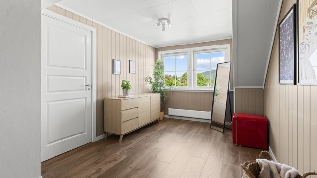 Trivelig loftstue med store vindusflater som gir en god romfølelse.