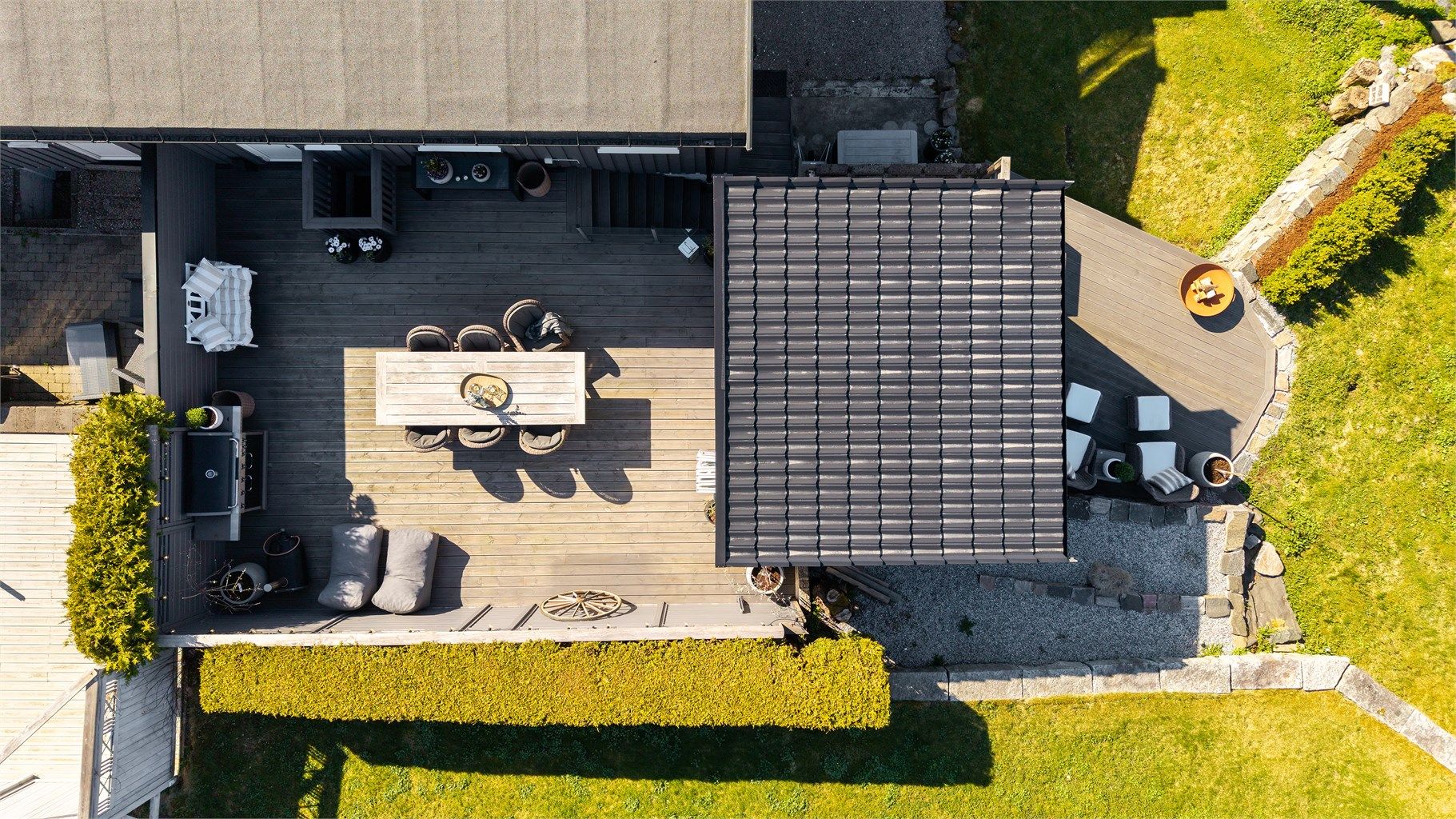 Dronebilde av terrassen og uteområdet sett fra fugleperspektiv