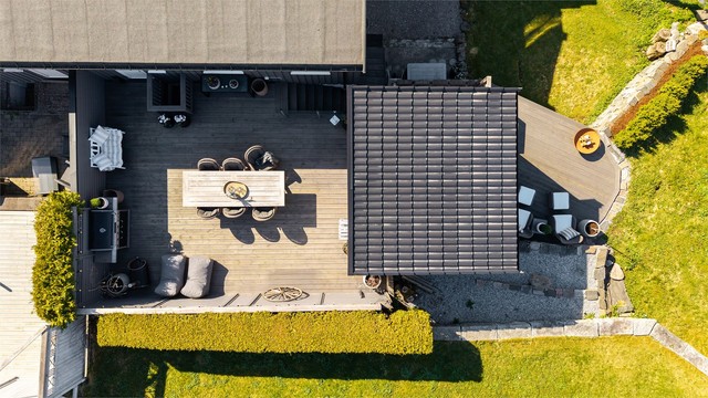 Dronebilde av terrassen og uteområdet sett fra fugleperspektiv